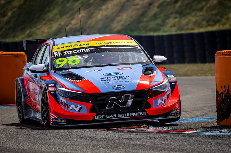 Dos terceros puestos mantienen a Mikel Azcona como líder de la Copa Mundial de Turismos